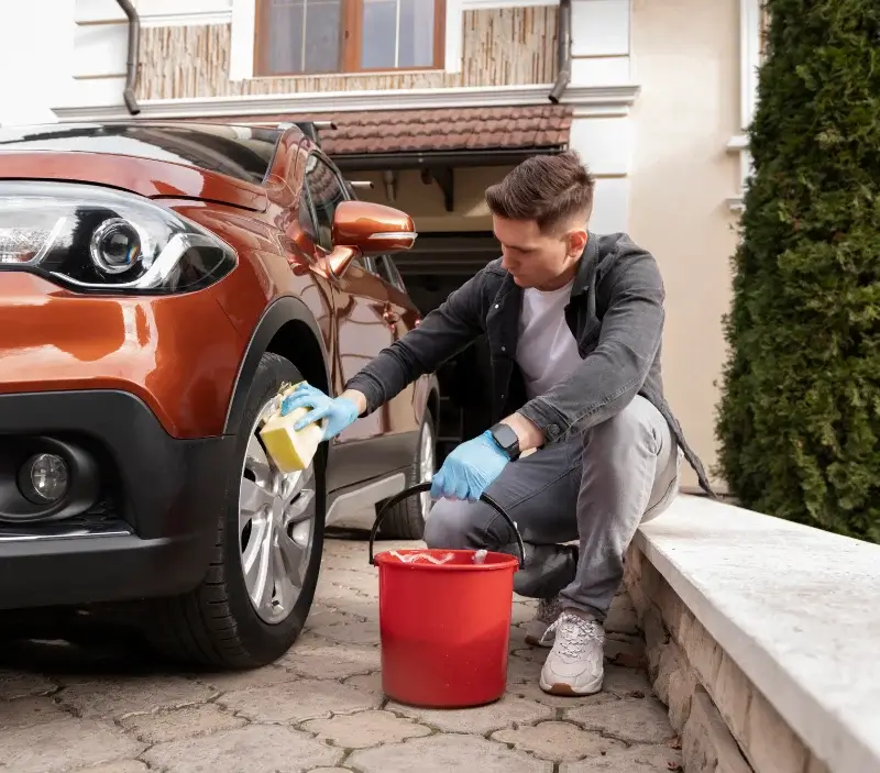 Lavage auto à domicile Le Tech : professionnel intervenant sur un véhicule